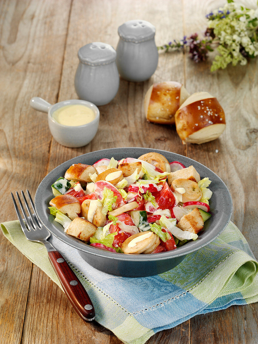 Brezensalat mit Weißwurst und Radieschen