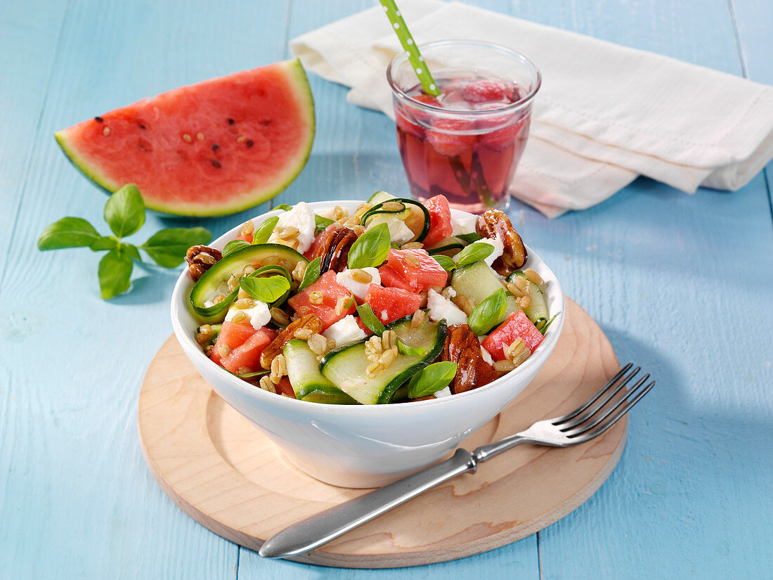 Grünkern-Salat mit Wassermelone, Ziegenkäse und kandierten Pekannüssen