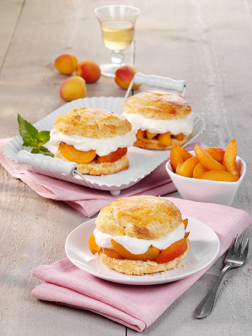 Apricot shortcakes