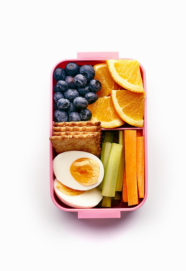 Lunchbox mit gesunder Mahlzeit aus Obst, Gemüse, Crackern und Ei