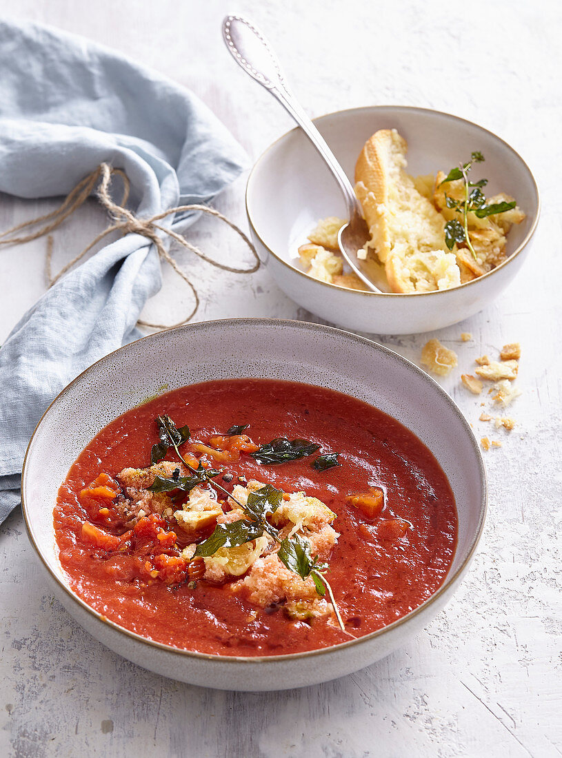 Tomatensuppe mit Käsebaguette