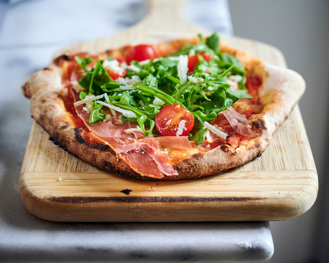 Pizza with Parma ham, rocket and cherry tomatoes