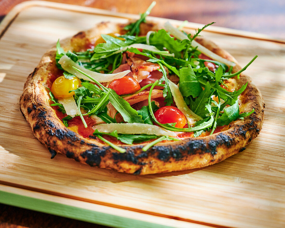 Pizza with Prosciutto, cherry tomatoes and rocket