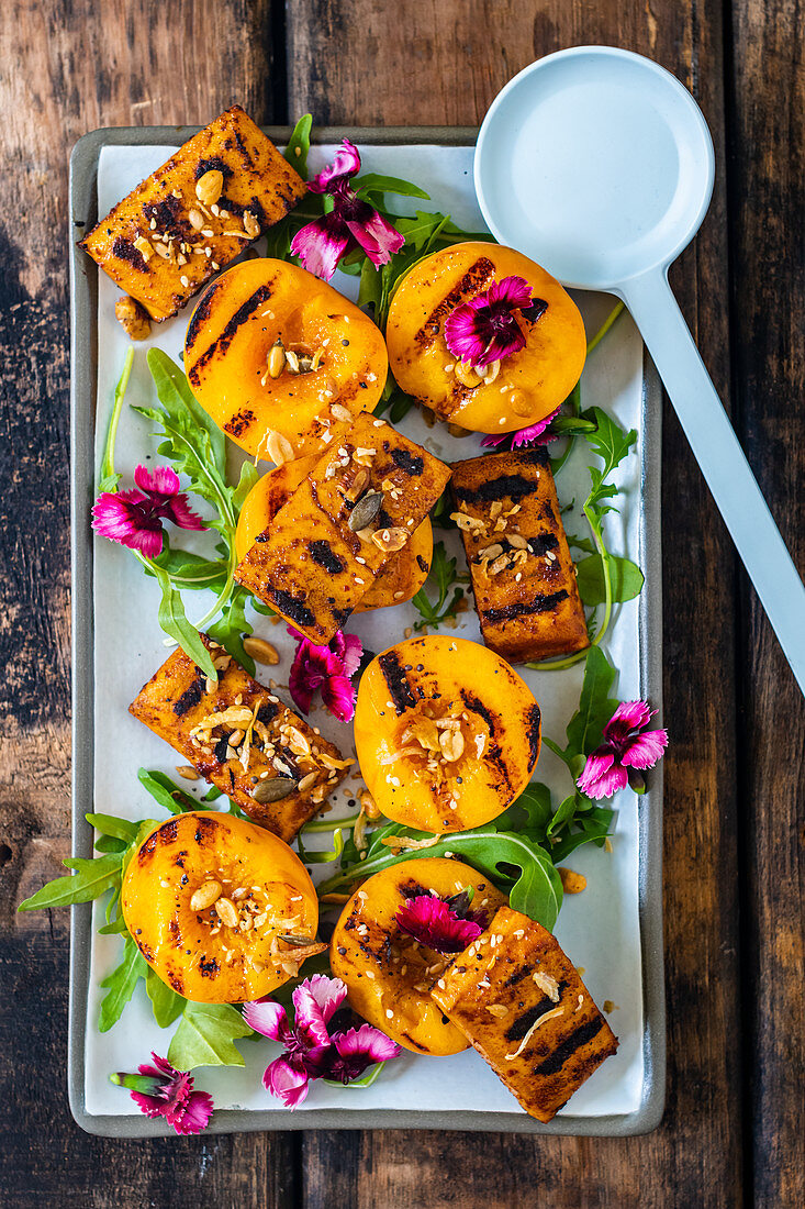 Gegrillter Harissa-Tofu mit gegrillten Pfirsichen