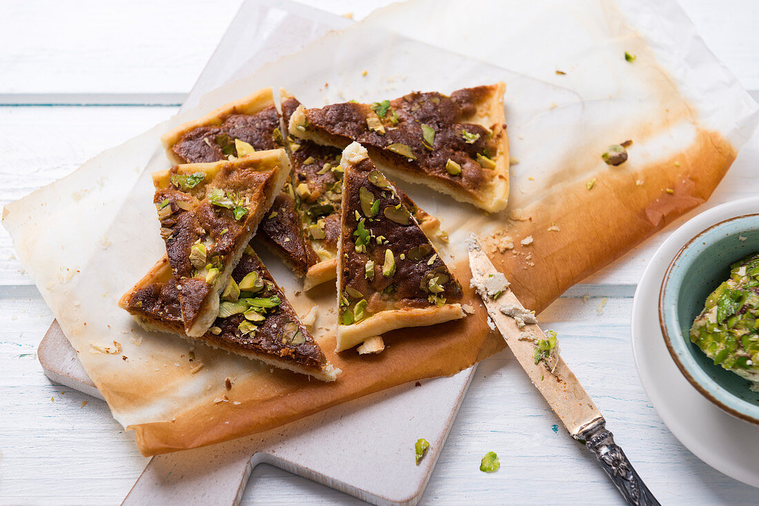 Shortcrust slices with vegan pistachio halva