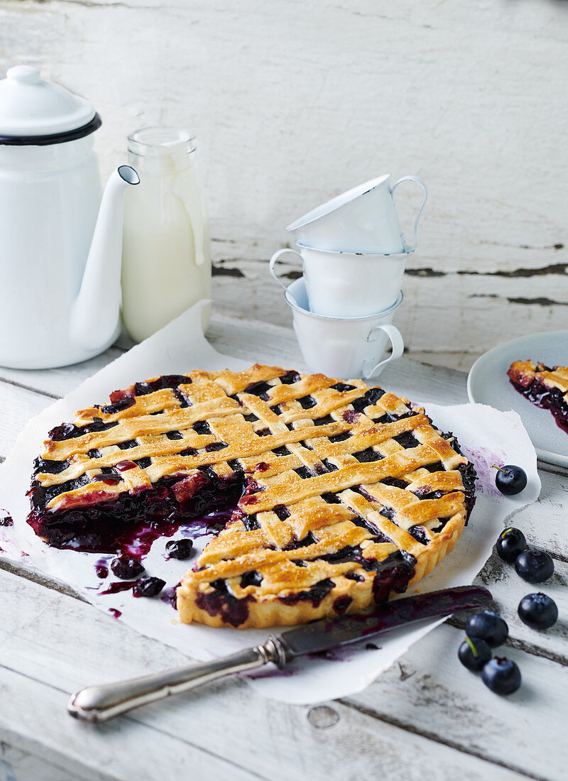 Blueberry pie with a yoghurt and vanilla sauce