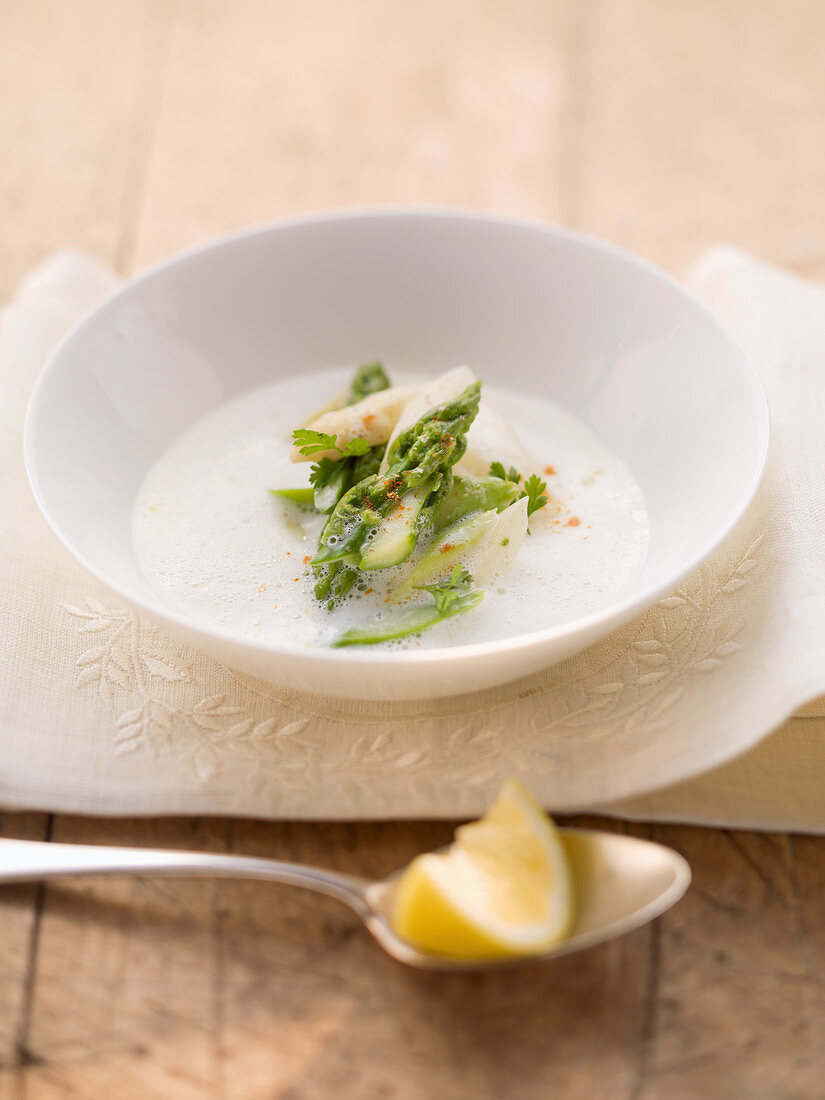 Cream of white asparagus with asparagus tips