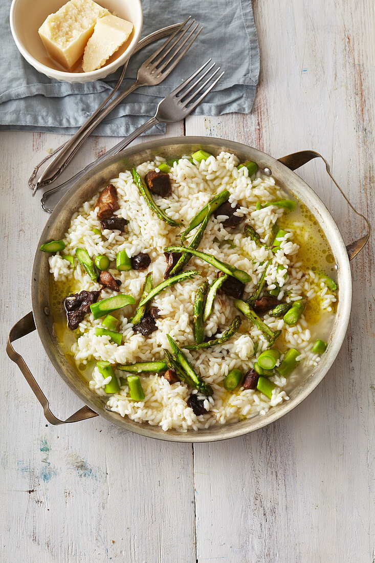 Asparagus risotto with mushrooms