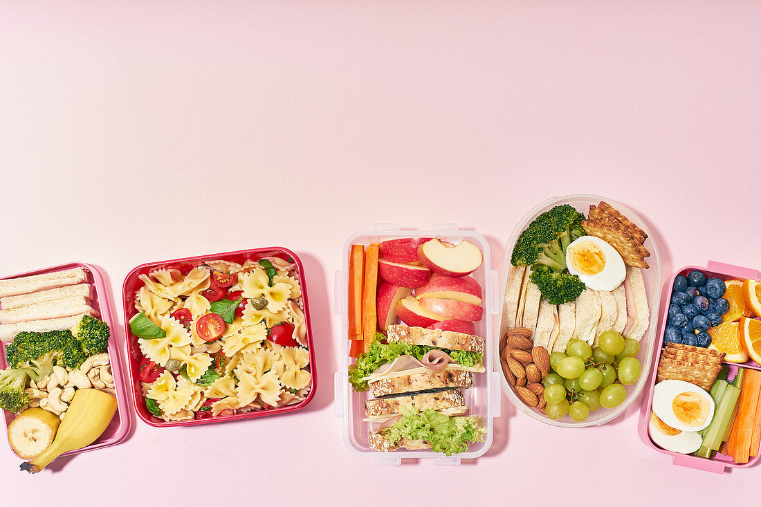 Schul-Lunchboxen mit verschiedenen gesunden Mahlzeiten