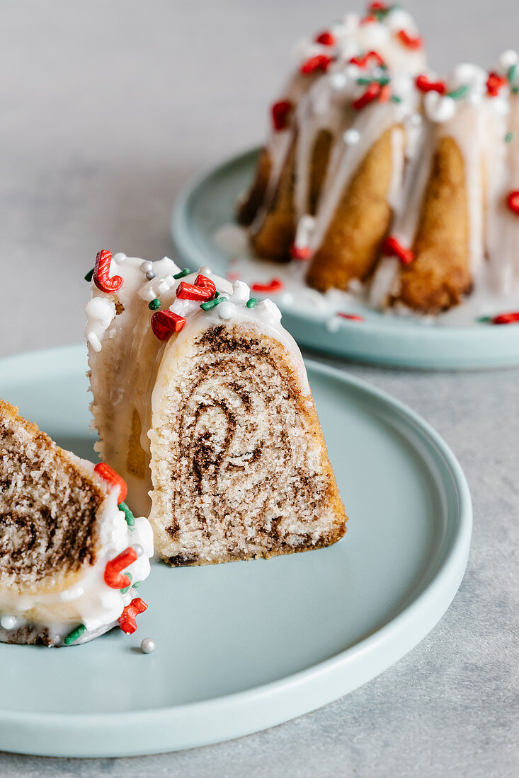 Napfkuchen mit Zuckerglasur und Weihnachtsstreuseln