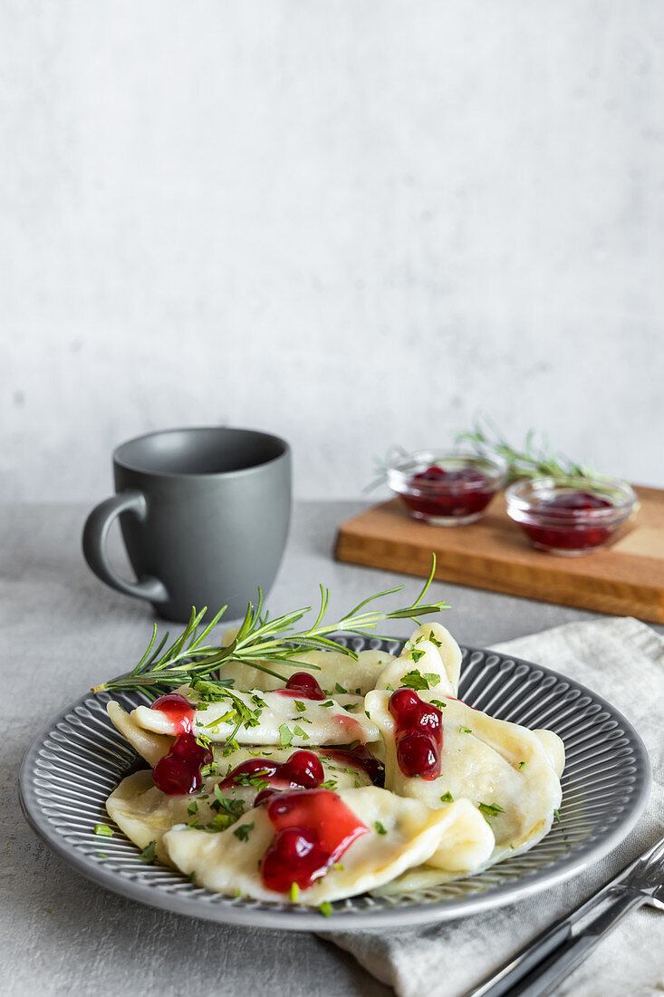 Gänse-Pierogi mit Preiselbeersauce und Rosmarin