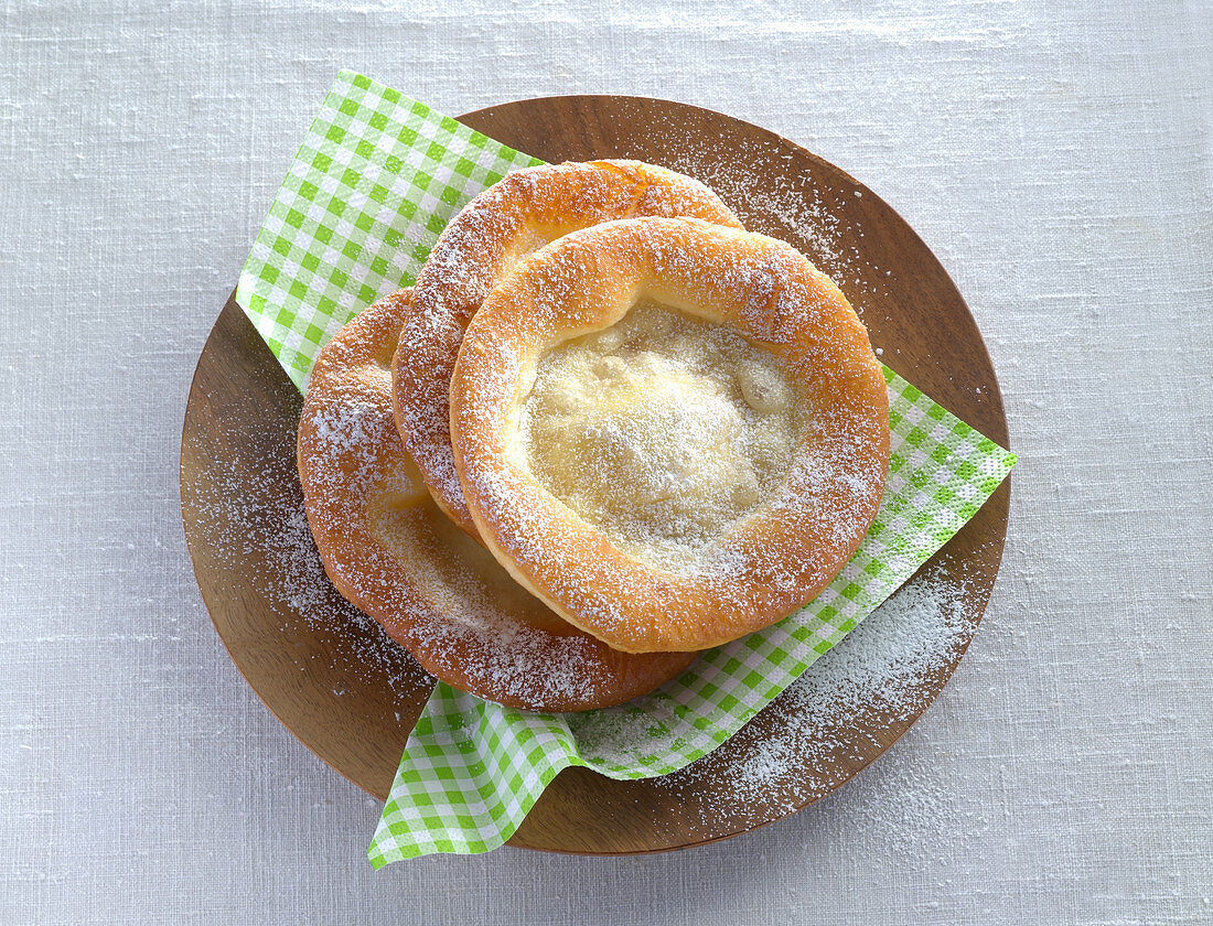 Ausgezogne auf Teller (Schmalzgebäck)