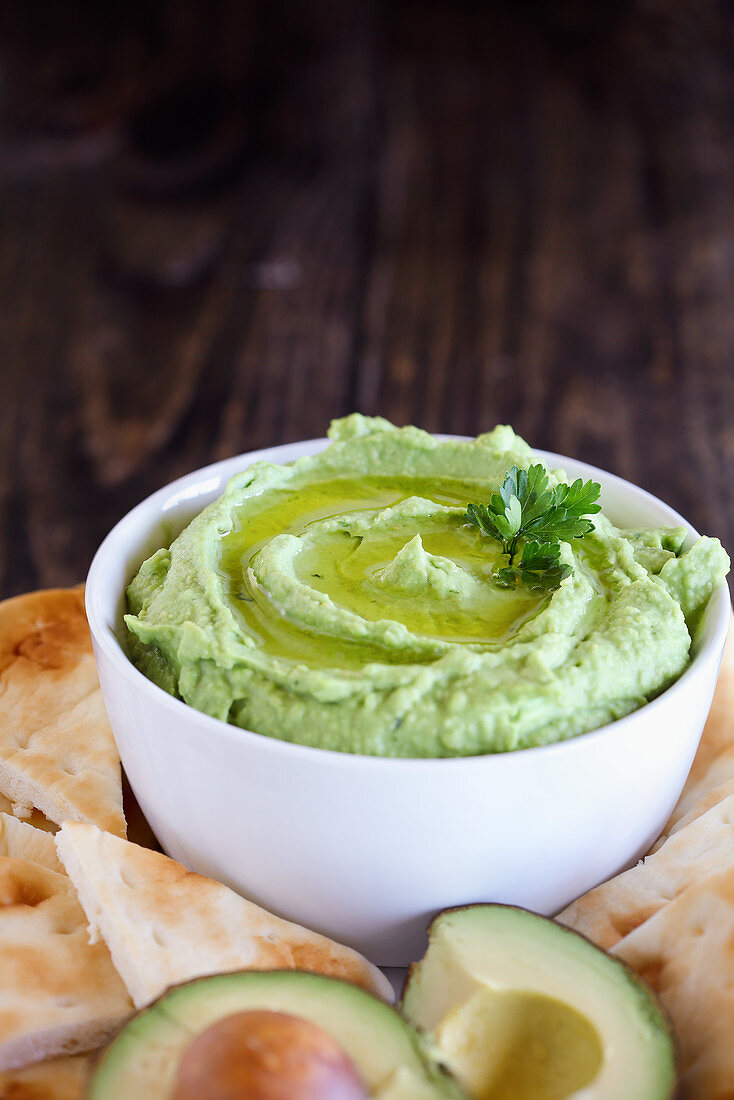 Veganes Avocado-Hummus mit Kichererbsen und Tahini