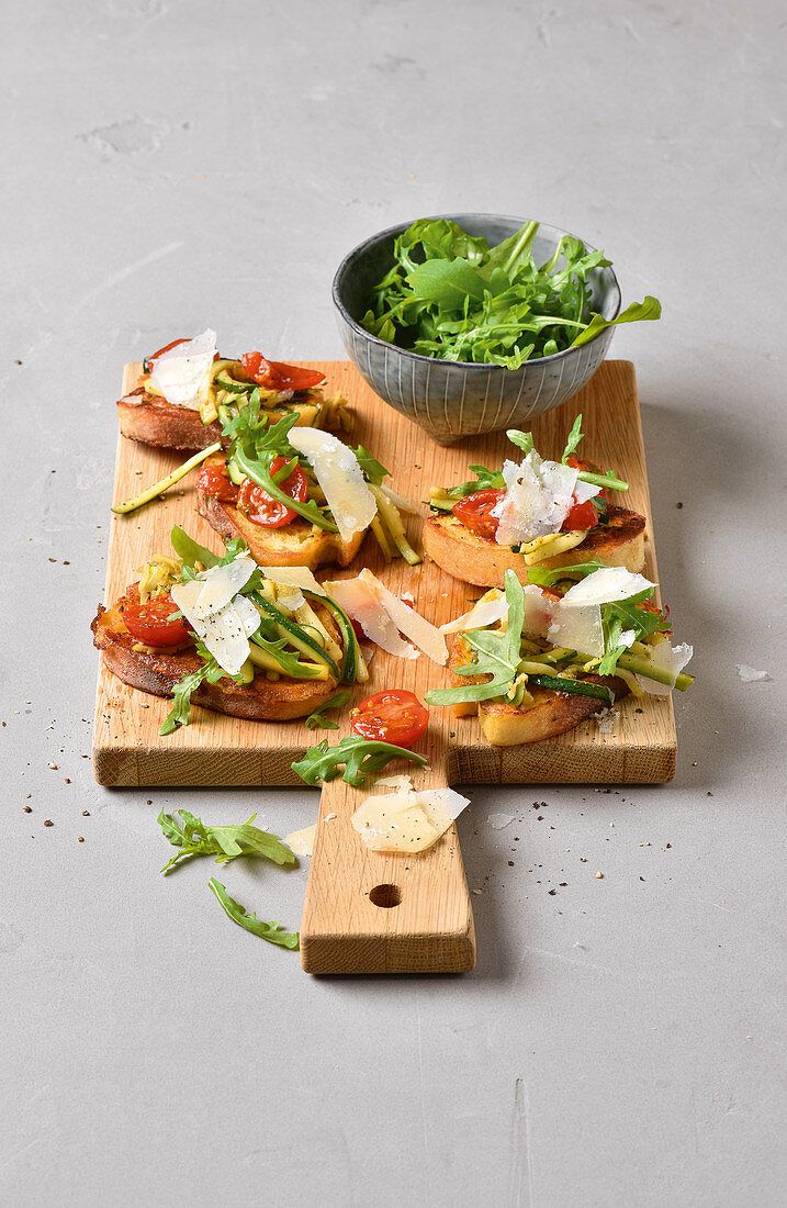 Ciabatta-French-Toast mit Zucchini, Rucola, Tomaten und Parmesan