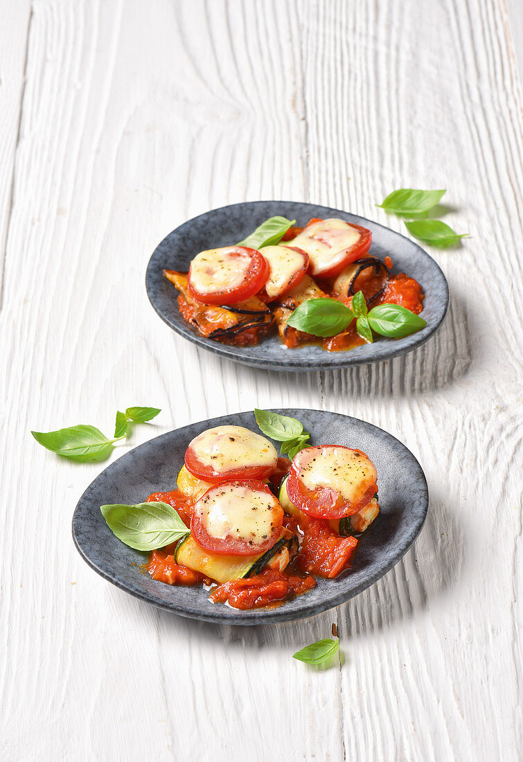 Auberginen- und Zucchiniröllchen mit Mozzarella überbacken