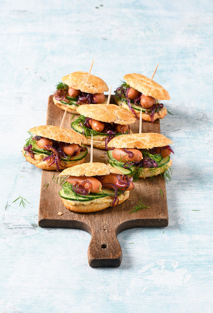 Sausage burgers with cucumber, red onions and mustard