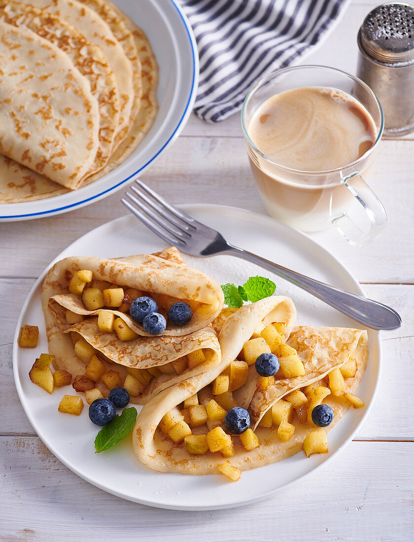 Pfannkuchen mit Äpfeln und Zimt