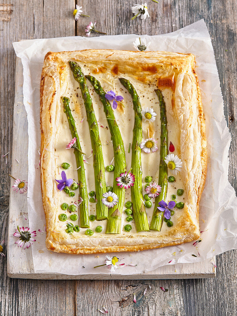 Pie with cottage cheese and asparagus