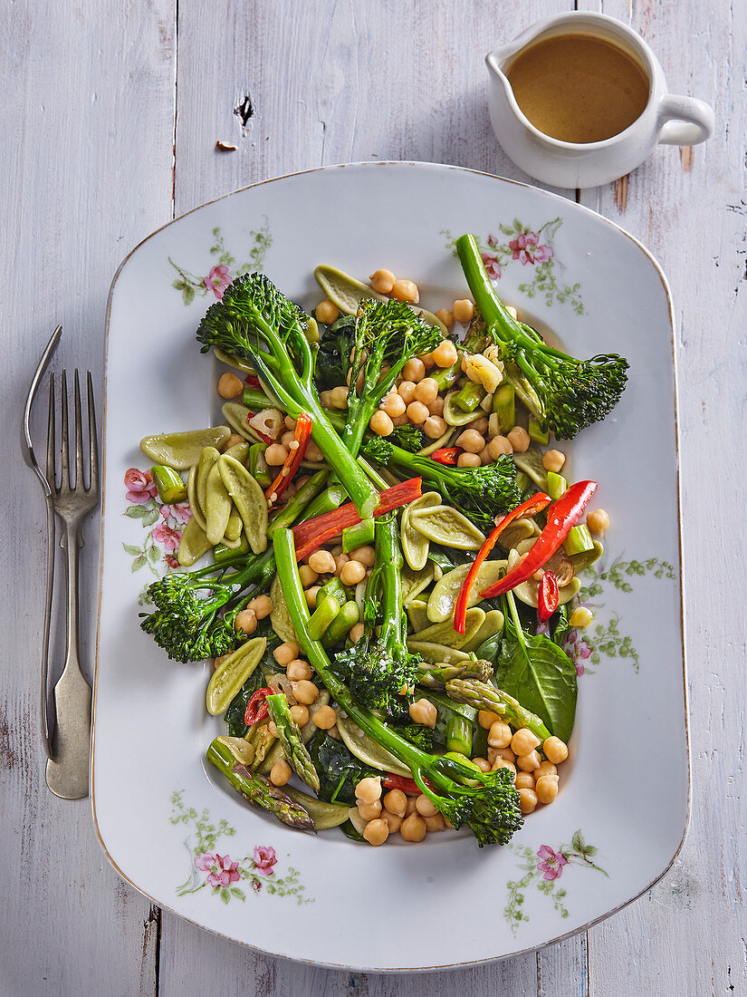 Nudelsalat mit Broccolini, Kichererbsen und grünem Spargel