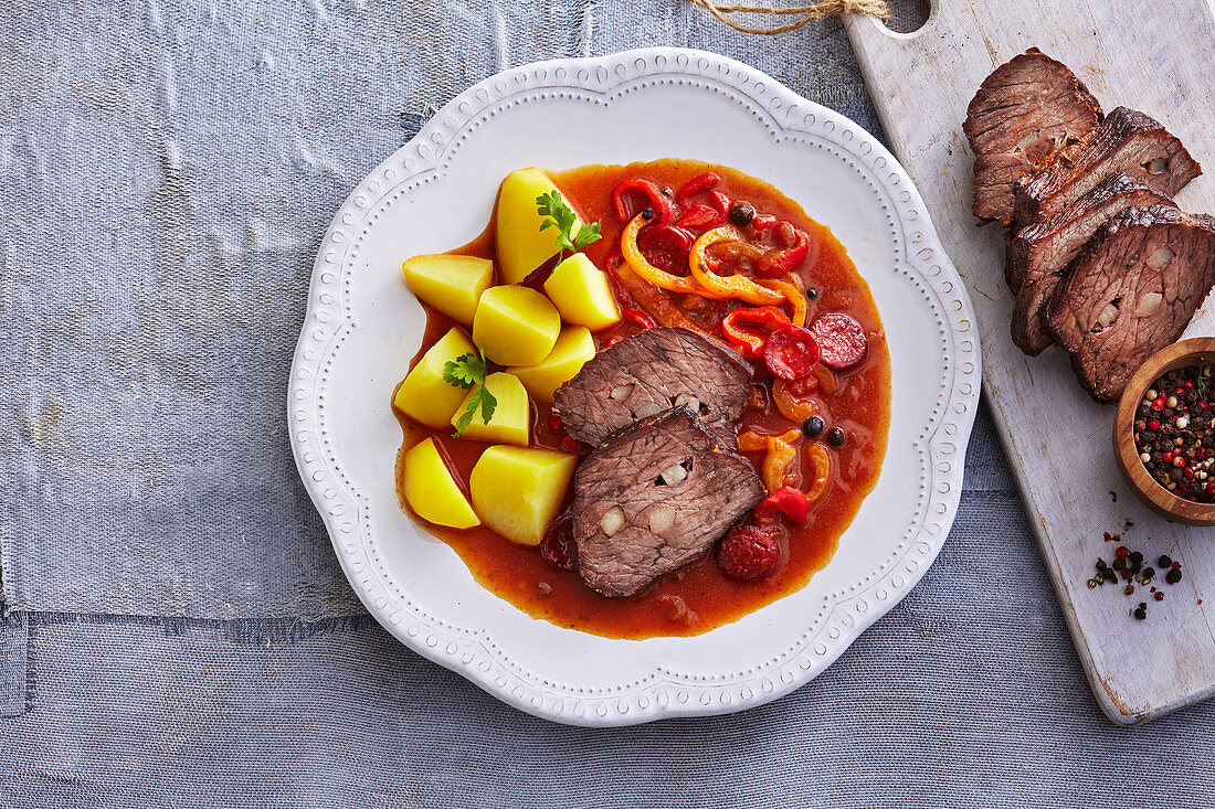 Roastbeef mit Paprikasauce und Kartoffeln