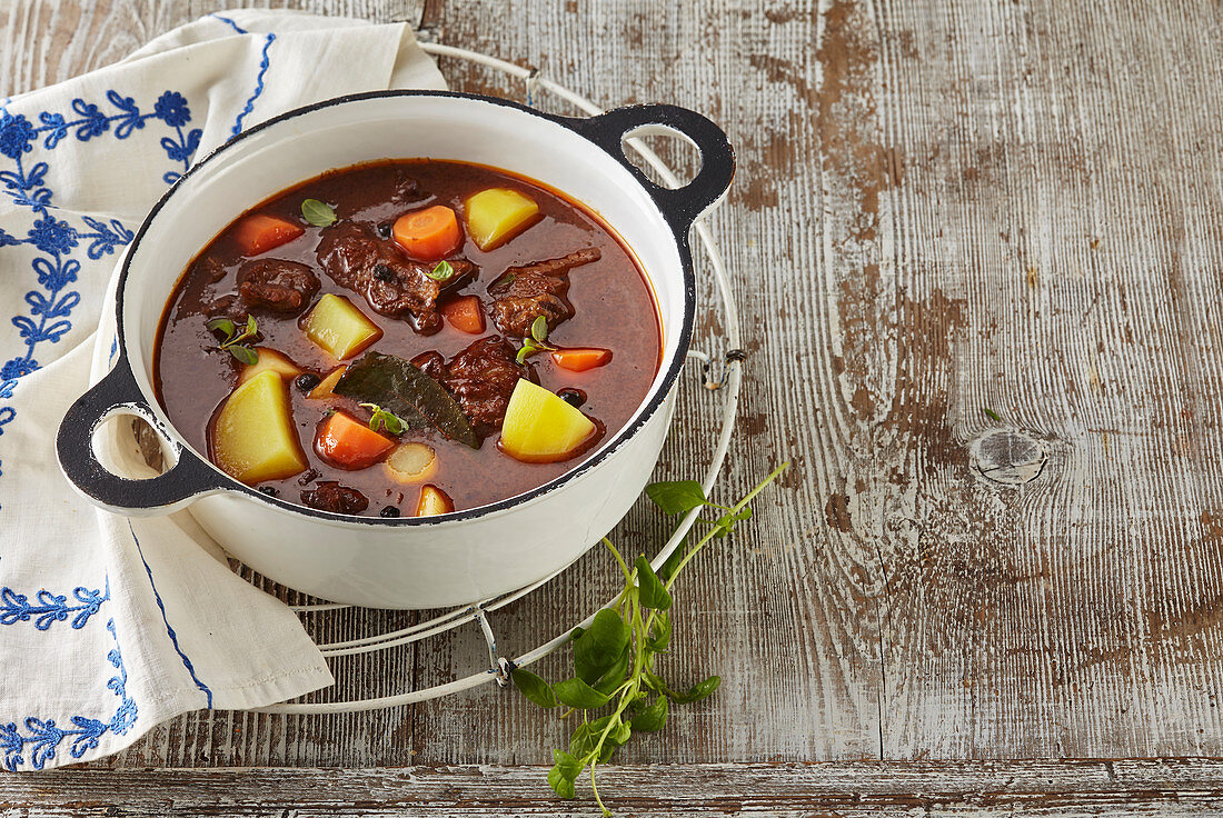 Hammelgulasch mit Karotten und Kartoffeln