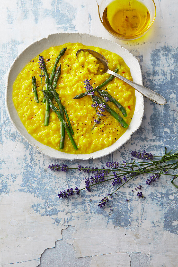 Mailänder Safranrisotto mit grünem Spargel