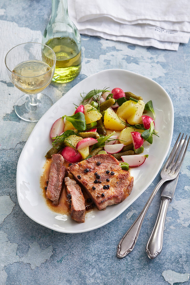 Steak mit Kartoffel-Radieschen-Salat