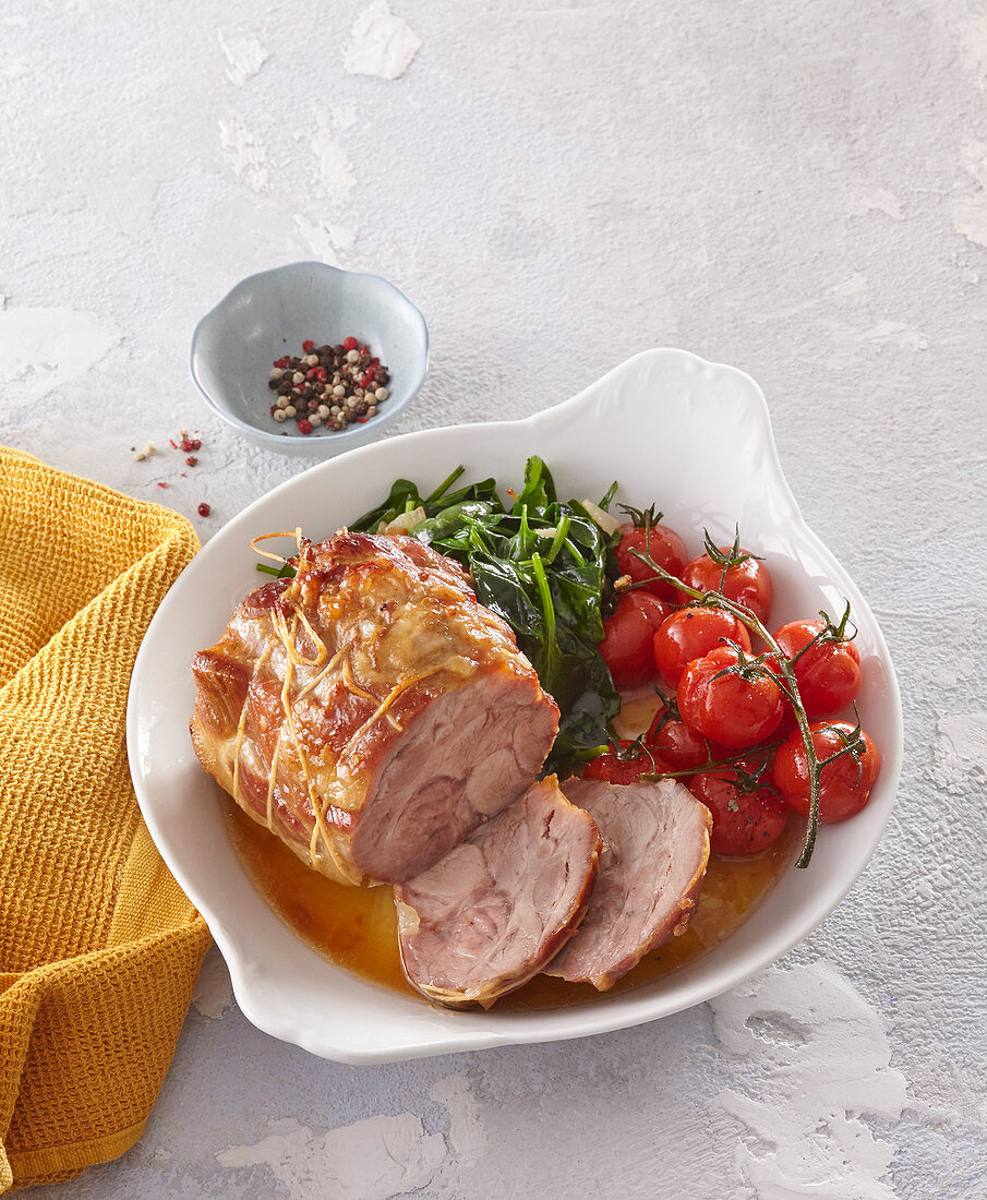 Easter roast with spinach and tomatoes