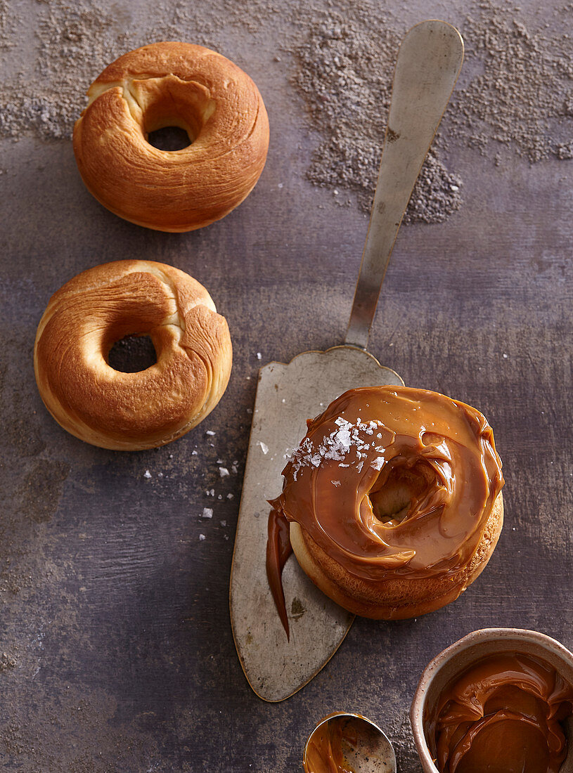 Donuts mit Karamellglasur