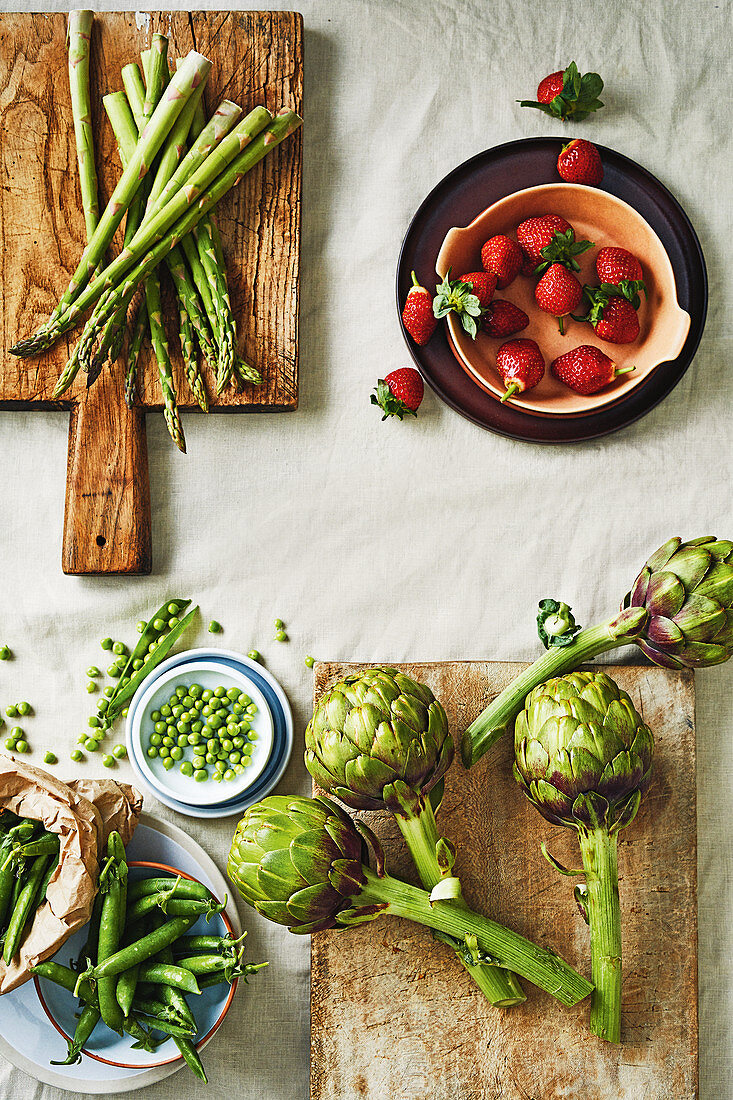 Grüner Spargel, Artischocken, Erbsen und Erdbeeren