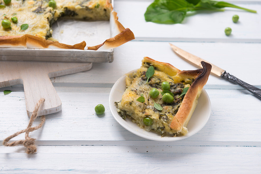 Vegane Kartoffel-Quiche mit Mangold und Erbsen