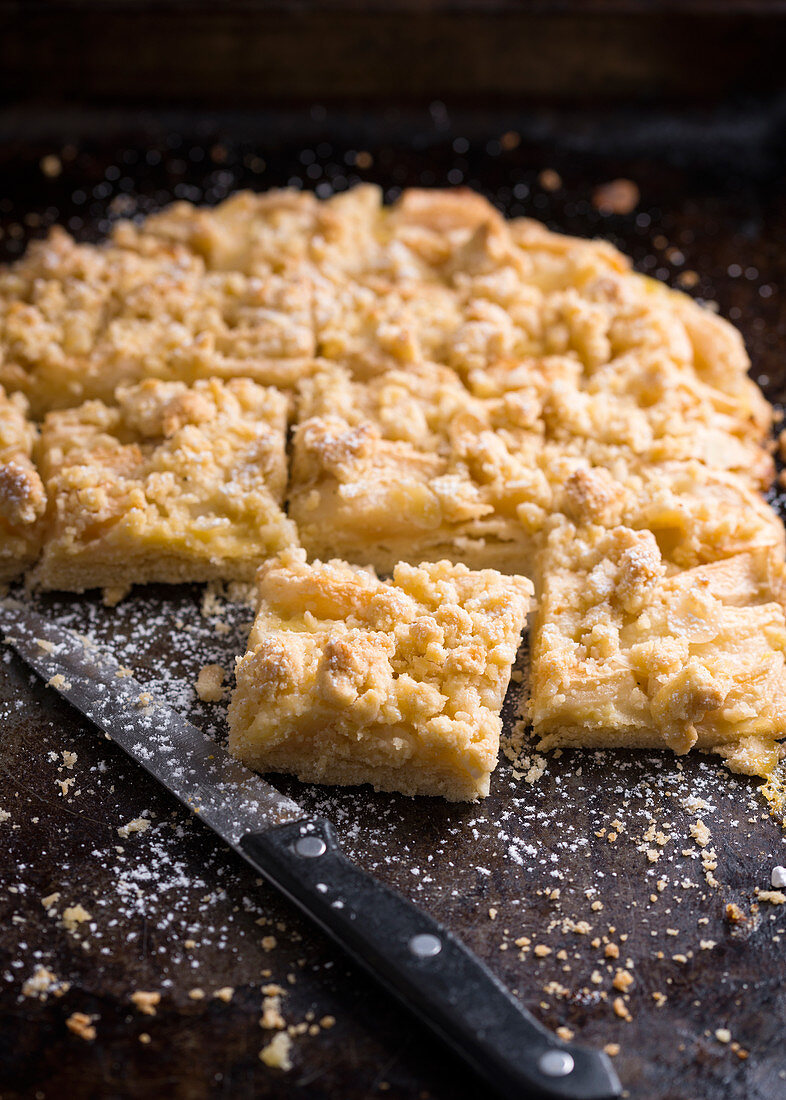 Veganer Pudding-Streuselkuchen vom Blech mit Äpfeln und Mandeln