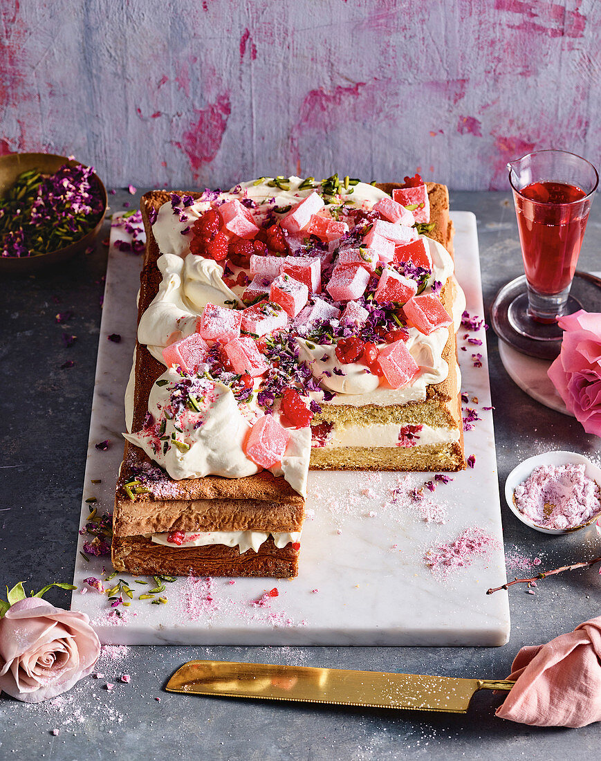 Schichtkuchen mit Pistazien, Himbeeren und Rosen