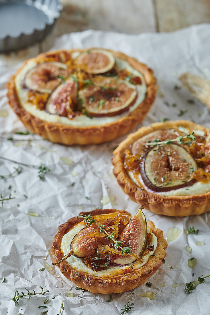 Cheese and fig tartlets with thyme