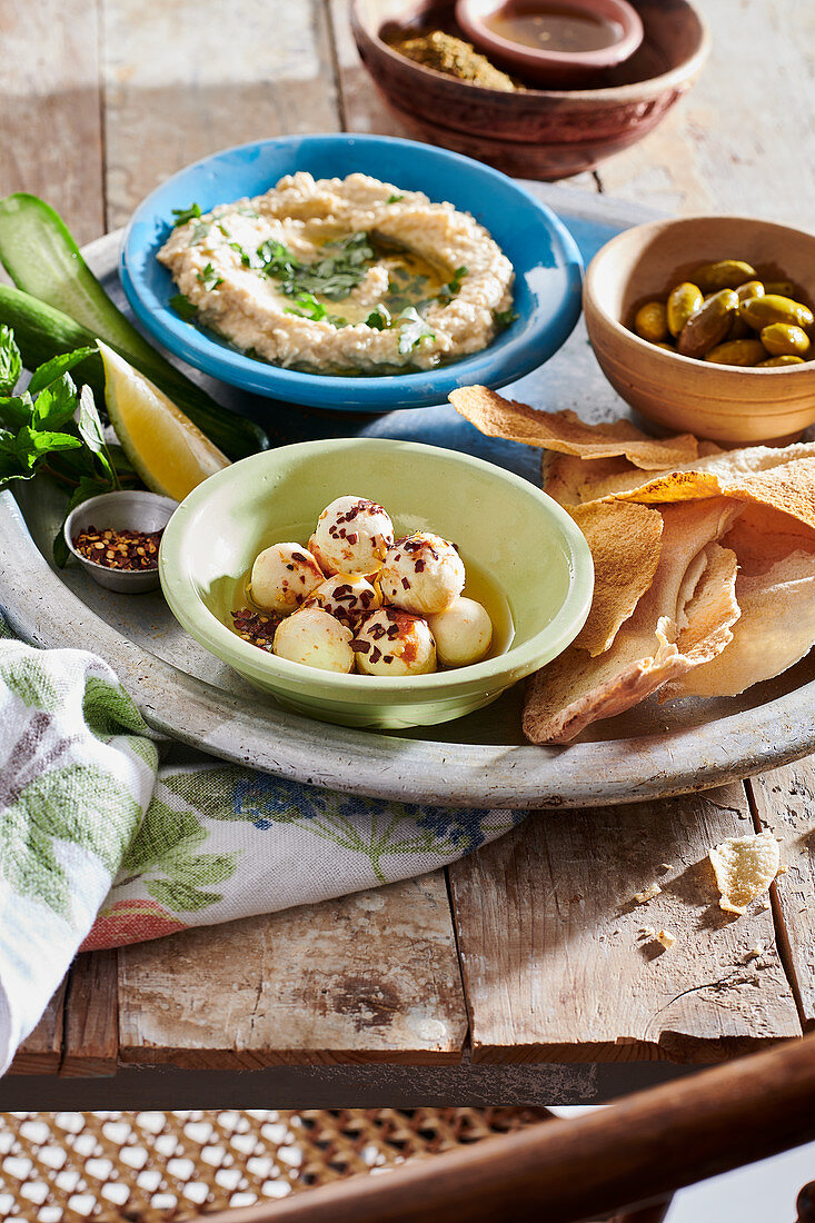 Hummus, Oliven, Käsebällchen und Fladenbrot