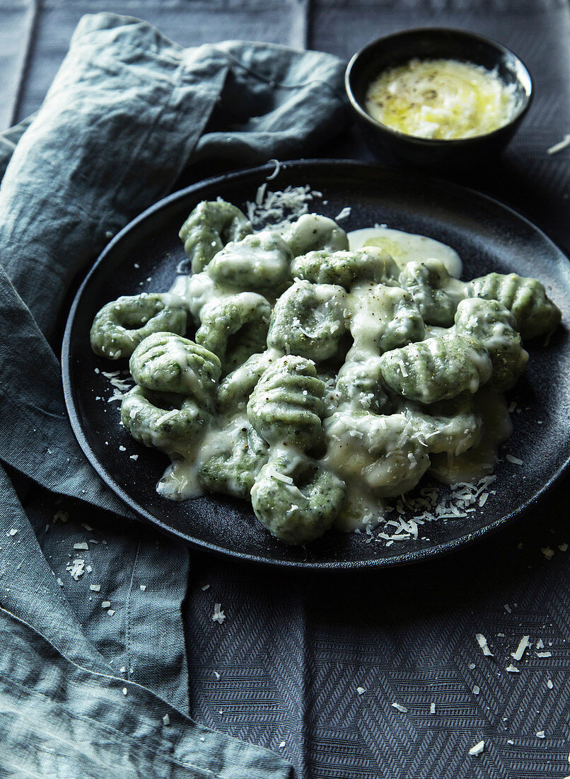 Brennnessel-Gnocchi mit Ziegenkäse (Lombardei, Italien)