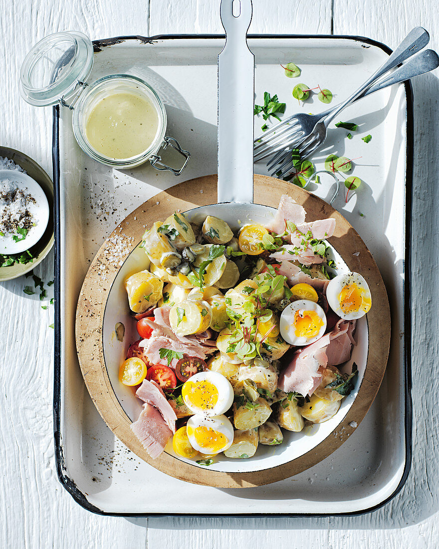 Salad Piemontaise (Kartoffelsalat nach französischer Art mit Schinken und Ei