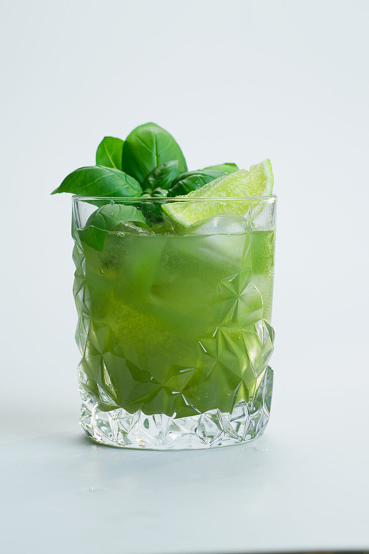 Gin Basil Cocktail mit Limetten