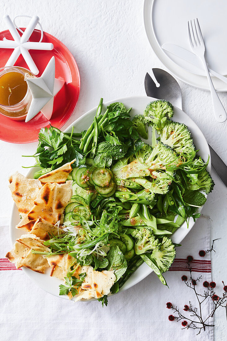 Fattoush mit grünem Gemüse zu Weihnachten