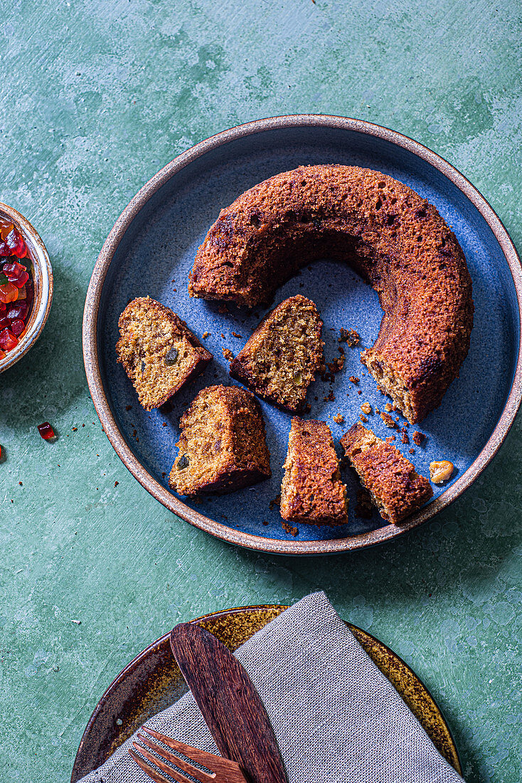 Butterkuchen mit Rosinen, angeschnitten