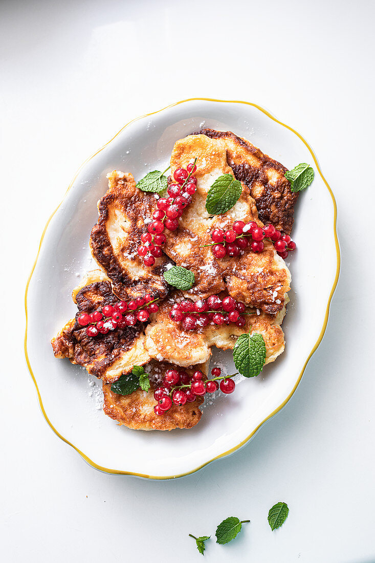 Apple fritters with red currants and mint