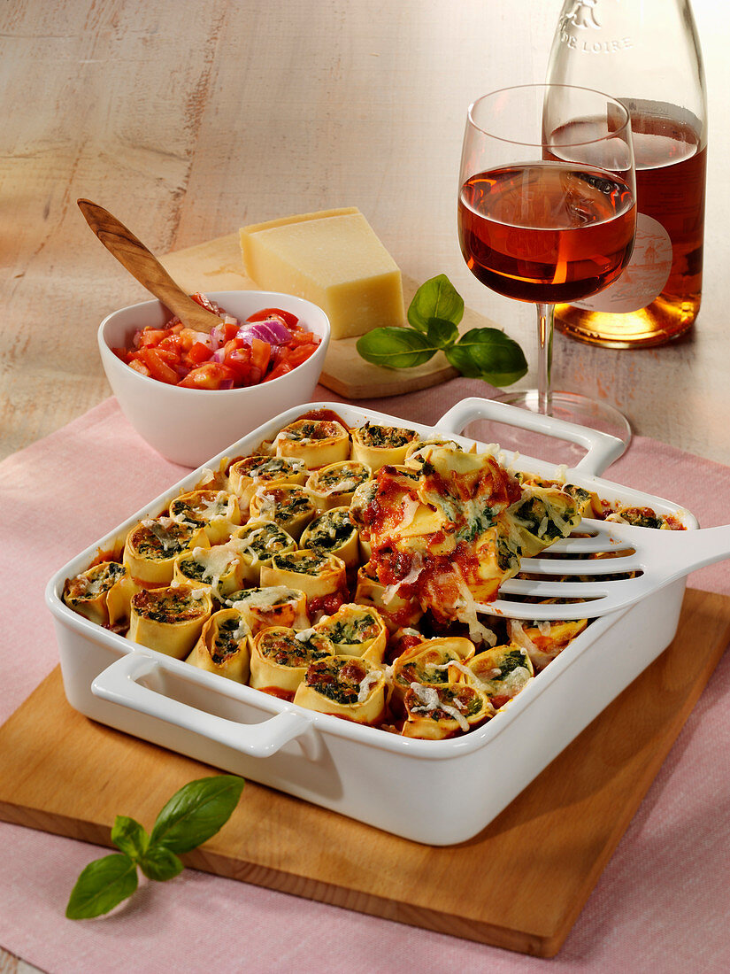 Stehende Cannelloni mit Spinat, Tomaten und Ricotta