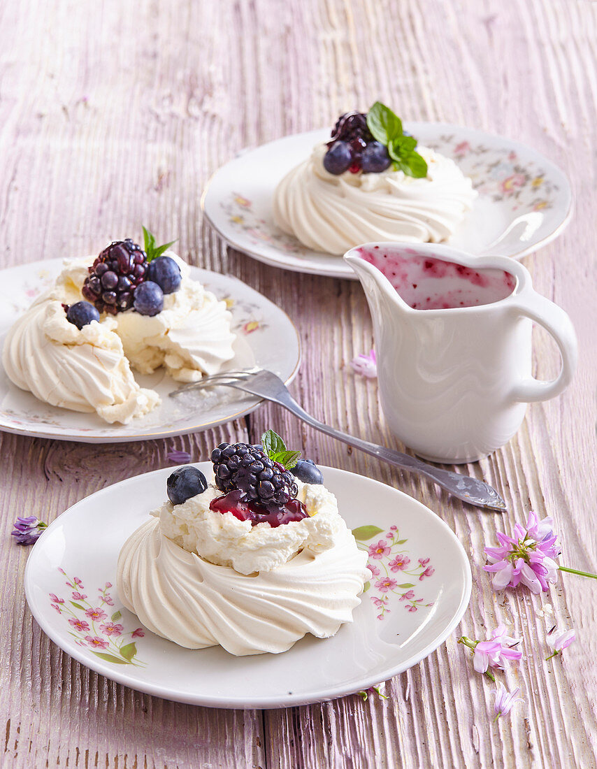 Mini-Pavlovas mit Blaubeeren und Brombeeren