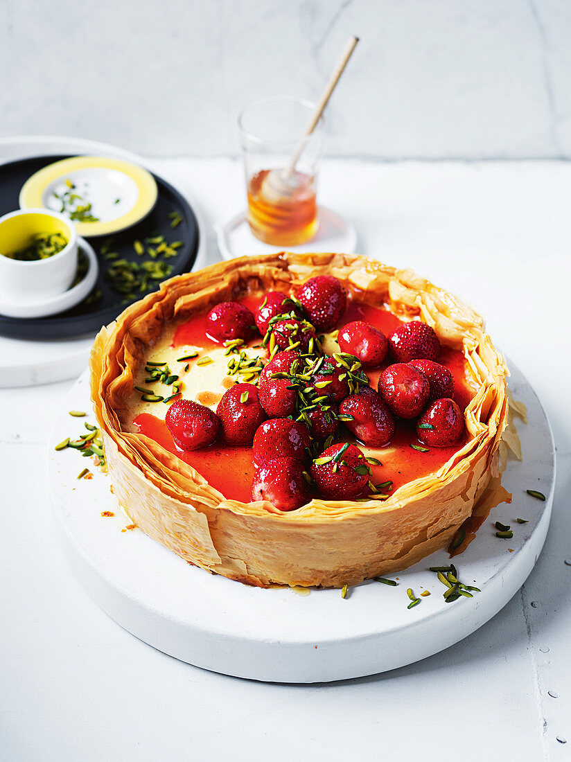 Cheese Cake mit Filoteig, Erdbeeren und Pistazien