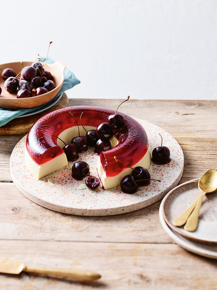 Kirsch-Zitronengelee-Kuchen, angeschnitten