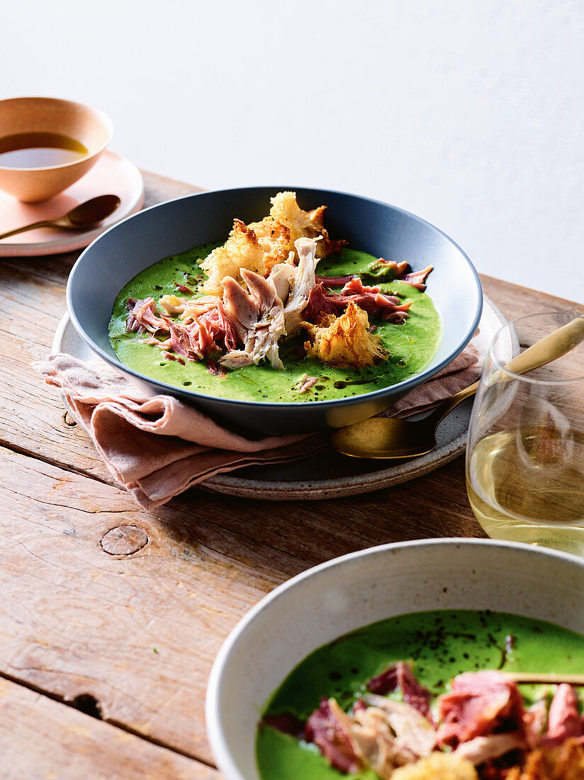 Erbsen-Minz-Suppe mit Schinken und Croûtons