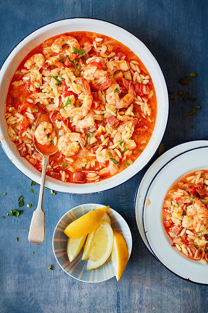 Paella mit Garnelen und Chorizo (Sardinien)