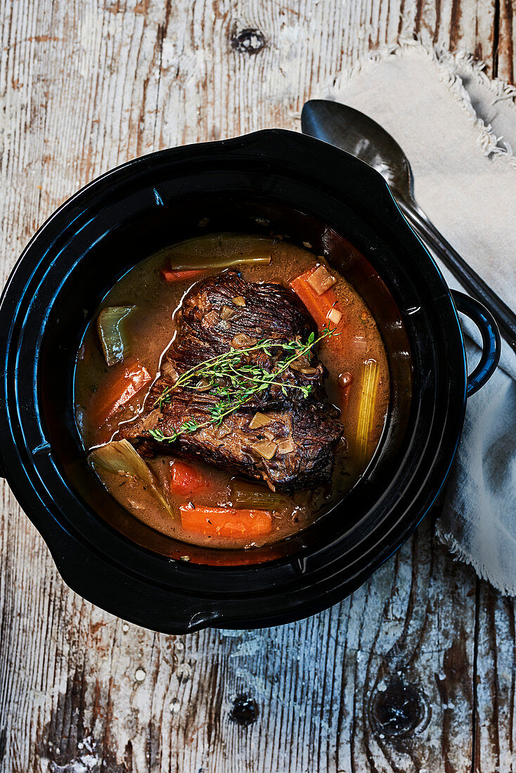 Slow Cooker Beef Brisket mit Karotten und Thymian