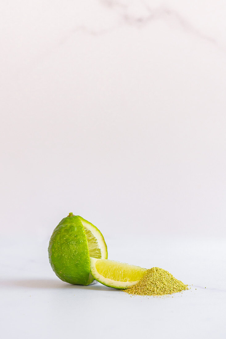 Frische Limette und Limettenfruchtpulver