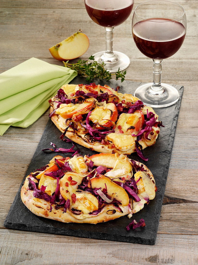 Rotkohl-Flammkuchen mit Apfel und Camembert